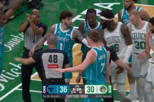 火药味！塔图姆与迪亚巴特篮下小冲突&奎塔帮忙 吹塔图姆犯规