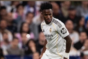 首回合落败！维尼修斯社媒鼓励球队：我们还活着，我们必须相信！