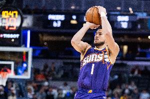 频造杀伤！布克上半场9中5&罚球10中9 砍下21分3板4助&正负值+9