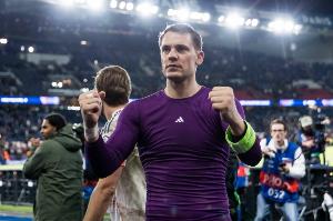 诺伊尔在欧冠淘汰赛出场69次，追平本泽马并列历史第6位