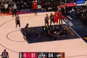 命中率升至25%！申京冲击内线空篮扣进 12投3中拿到8分