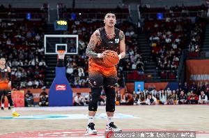 媒体人：山东展示了该有的亮剑精神 但客场是不好打哨子也容易响