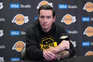 雷迪克：我们目前人手紧缺 大家要以正确的方式打球&为团队而战