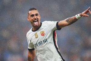 东体：莱昂纳多特意赠送球衣给昔日恩师乔迪作为纪念