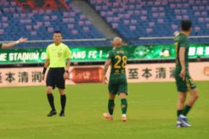 直播吧：中足联认定李镇全辱骂对手，按规至少停赛2场罚款2万
