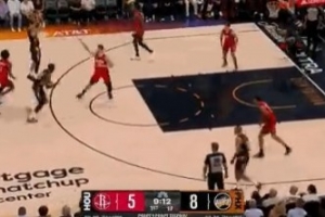 投得很坚决！布克借掩护弧顶拔起再中三分球