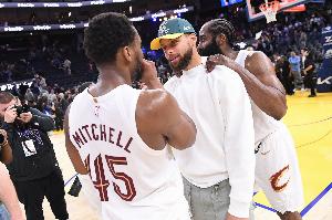 张佳玮：库里本赛季只打一半但有7个3+1排联盟第三 哈登14个第一