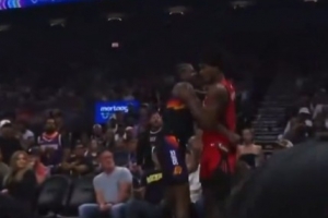 队友成对手！阿门和杰伦·格林相互纠缠 互相拉扯球衣寸土不让