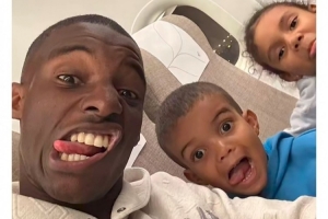 国安外援法比奥今日更新社媒，晒出上周一家人游玩迪士尼乐园视频