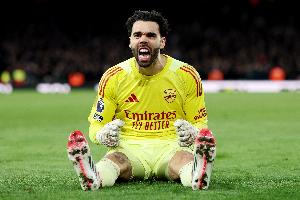 邮报：拉亚身高只有1米83，但使用的手套是英超尺寸最大之一