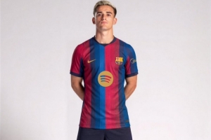 巴萨新赛季主场球衣曝光,设计致敬翻新后的诺坎普球场