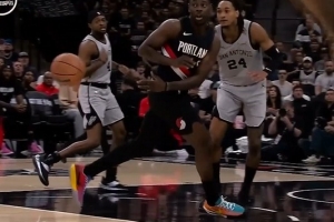 穿针引线！朱·霍勒迪送腋下妙传 克林根起飞双手暴扣