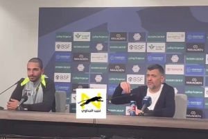 怒了！被记者问下课传闻，吉达联合主帅孔塞桑发布会拍桌离席