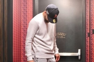 致敬老詹！库里在此前对阵骑士赛前 穿着老詹第一代签名鞋入场