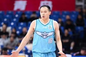记者谈有球迷批王奕博不配顶薪:在CBA各队想挖人就得出高昂代价