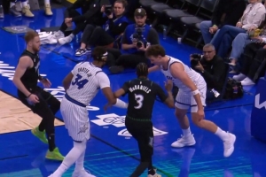 希望没事！小瓦格纳防守时落地撑了下脚踝 已返回更衣室