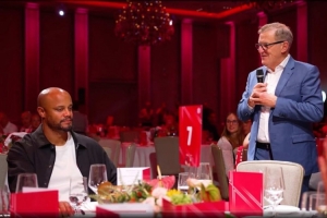 孔帕尼将迎40岁生日!拜仁CEO送上祝福:他是我们的“风暴之眼”