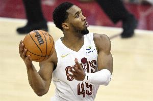 两节都有压哨球！米切尔半场18分钟 两分球6中6拿到14分3板