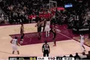 精彩攻防！米切尔欧洲步骗过防守上篮被盖耶飞天钉板大帽