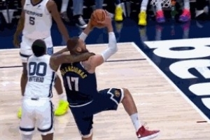 还是很危险的！瓦兰冲筐被怀特黑德身后搂脖拦下 追加一级恶犯