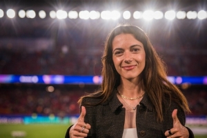 为男足加油助威，巴萨女足球星邦马蒂出现在诺坎普球场