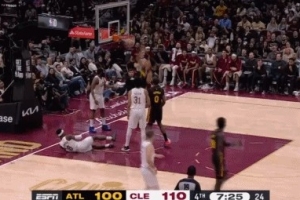 没吹错！杰伦·约翰逊篮板球被吹犯规 老鹰挑战失败