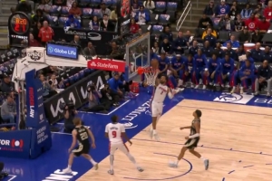 恢复得不错！奥萨尔断球推反击 助飞坎宁安空接单臂暴扣！