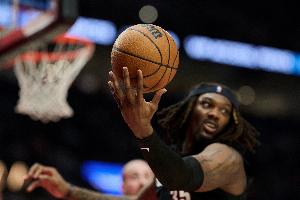 没手感！罗威替补出战首节两罚全铁一分未得 但拼下5个篮板