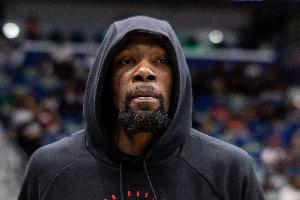 库克:KD是群聊里灌水最活跃的 他已达到爱咋咋地的境界 就是真实