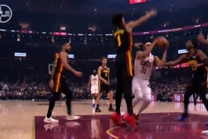 二人转！米切尔突破分球送妙传 阿伦点飞防守内线强攻打进加罚