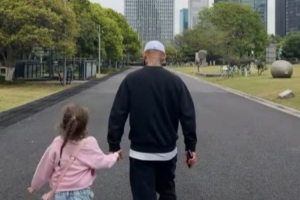 总计停赛5场！妻子社媒晒动态，米特里策带着孩子逛街