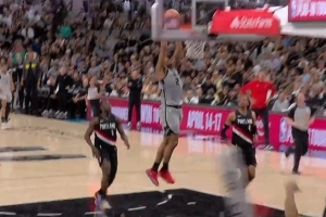 持续发力！哈珀抢断反击暴扣 马刺领先15分进入末节