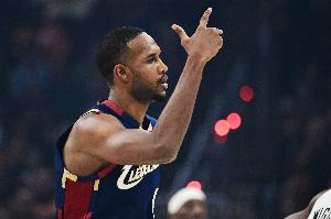 高效两双！莫布里半场8中6拿到16分10板2助2帽