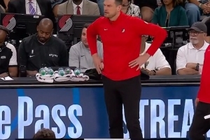 挺激动！斯普利特冲进场内抱怨判罚 被吹技犯