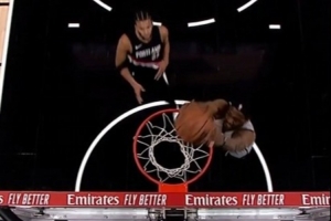 一人打一队啊！福克斯开场不到5分钟两三分+两扣篮 已独得10分