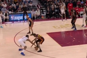 体力不够了！哈登关键时刻炒菜运球 被亚历山大-沃克面断+打反击