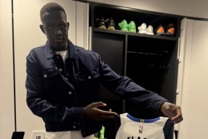 帽了老队友还拿人家东西~马卢阿奇赛后展示弗拉格送给自己的球衣