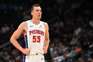 次节独揽13分带队稳局势！邓罗半场9中6&三分5中3砍下15分