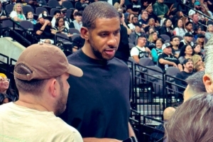 好久不见！阿尔德里奇现身马刺主场 观战两个老东家的比赛