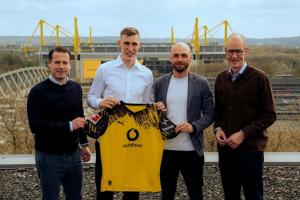 他留下！官方：多特与施洛特贝克续约至2031年，据悉年薪1000万欧