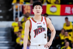 没手感！姜伟泽三分7中1仅得到7分4助 出现5失误&正负值-28最低