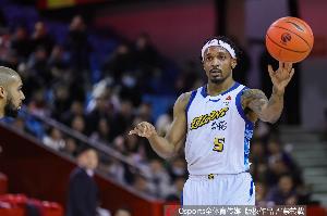 可圈可点！小巴里·布朗复出半场8中3拿10分4助 罚球4中3