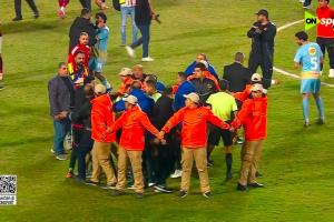 偷袭裁判!37岁谢纳维埃及超动手袭击裁判,被禁赛4场罚5万埃及镑