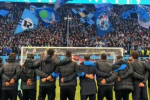 三连胜!大连英博众将士与球迷激情庆祝,梭鱼湾唱响“莎啦啦”