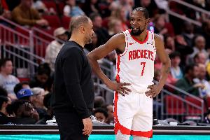 杜兰特:每个人无论首发替补都很职业 这体现了教练的领导力