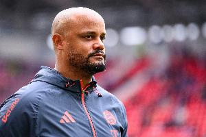 记者:拜仁球员给孔帕尼庆祝40岁生日,在餐厅唱生日歌