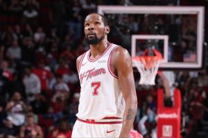 没法省着用？杜兰特原本有望3节打卡“被迫营业” 火箭明日背靠背