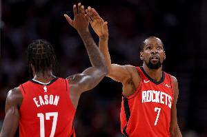 杜兰特：伊森慢慢调整过来了 我告诉他 多关注自己就好