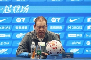 斯卢茨基:德比战的意义永远与众不同,全力展现出最好的精神面貌