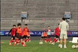 苏媒:陈婉婷带领苏州队今日在扬州进行适应训练,17岁寇程加练